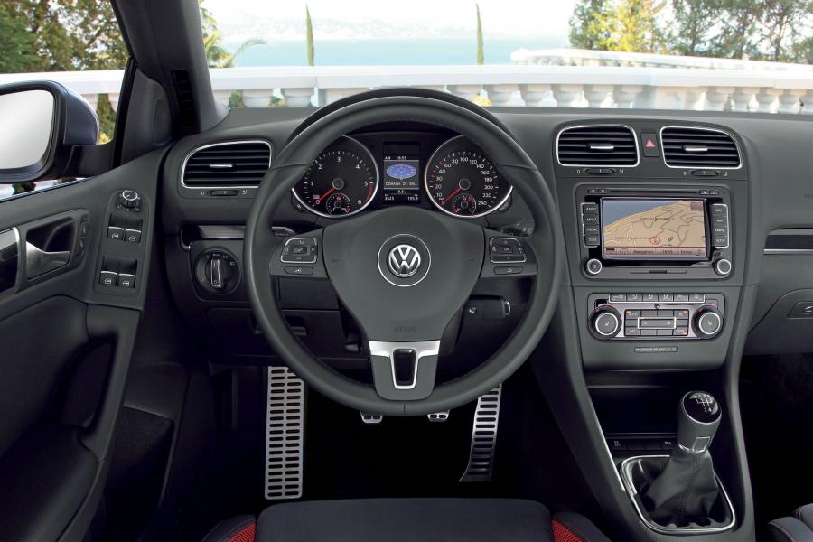  Volkswagen Golf Cabrio 2011 года  (фото 14 из 69)